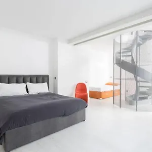 Unique 4 Storey House On Naviglio 4bd, 4bt , Milan Italy